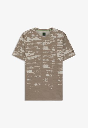 T-shirt met korte mouwen en een ronde hals in beige met abstracte pixel- en streeppatronen, voorzien van een klein groen "BOSS"-label op de kraag.