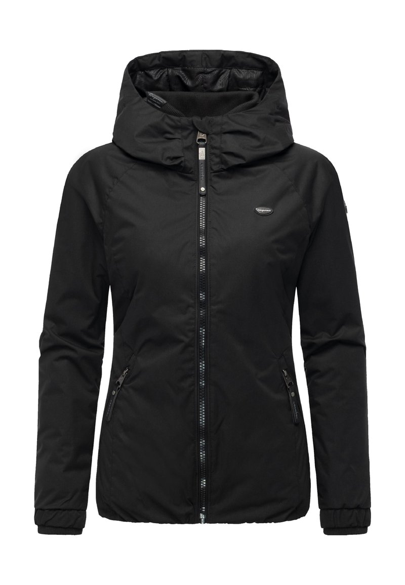 Črna podložena jakna z kapuco, sprednjo zadrgo, dvema stranskima žepoma in rebrastimi manšetami; gladka tekstura in minimalističen dizajn.