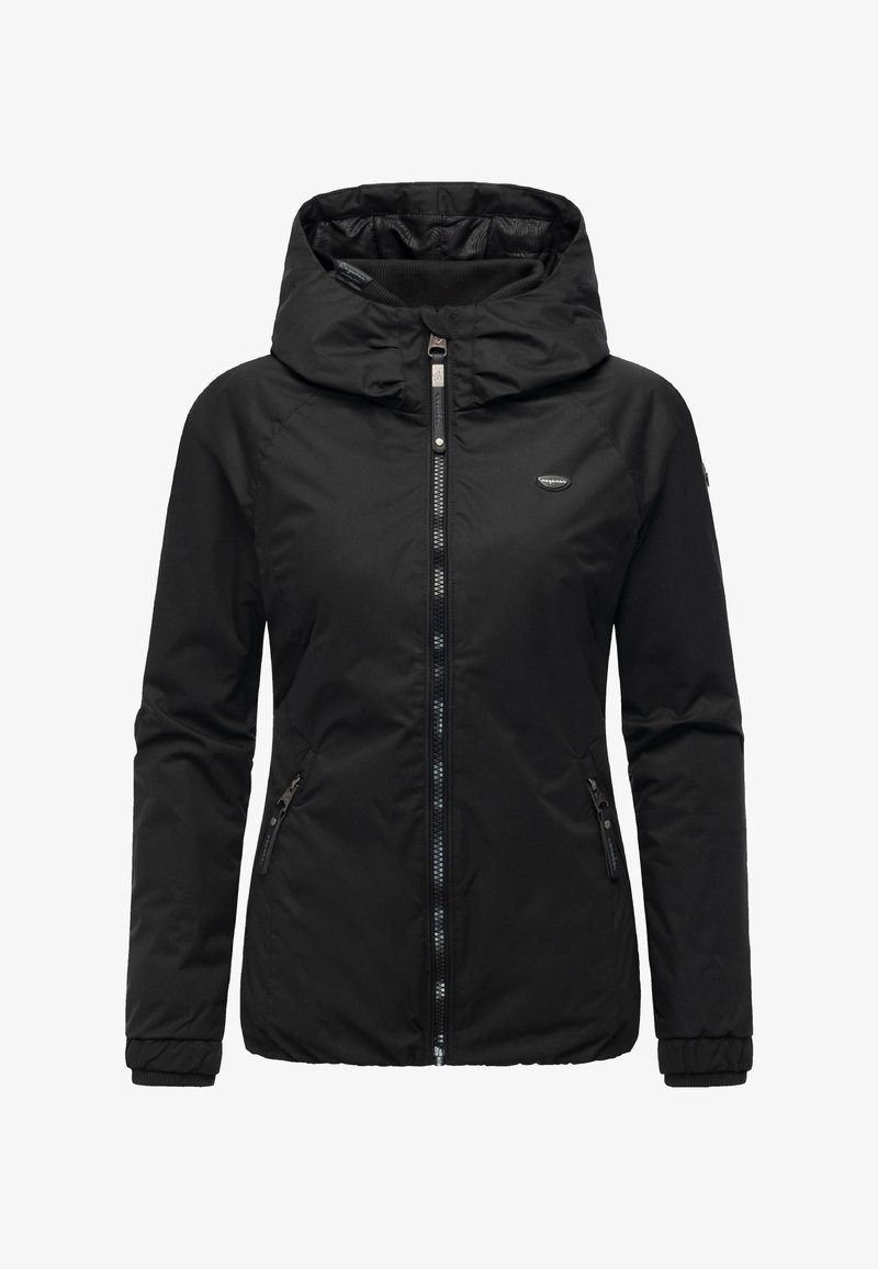 Črna podložena jakna z kapuco, sprednjo zadrgo, dvema stranskima žepoma in rebrastimi manšetami; gladka tekstura in minimalističen dizajn.