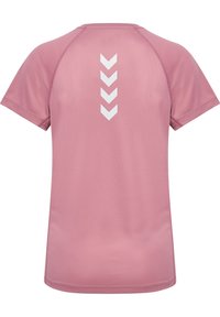 Roze sportief T-shirt met korte mouwen, gestructureerde stof en een wit chevronpatroon op de achterkant. Lichtgewicht en ademend ontwerp.