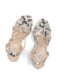 Sandalen met bandjes, gemaakt van materiaal met een slangenhuidpatroon in zwart en wit. Voorzien van een beige inlegzool en een gespsluiting voor aanpassing.