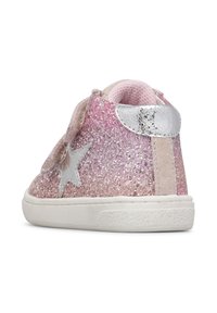 Zapatillas rosas con purpurina y acentos de estrella plateada, materiales de ante y sintéticos, acabado texturizado, puntera redonda y suela de goma blanca.