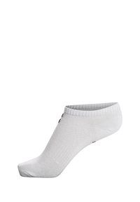Calzino bianco alla caviglia realizzato in materiale lavorato a maglia, caratterizzato da una texture liscia, un orlo elastico e un tallone rinforzato con un minimo dettaglio del logo nero.