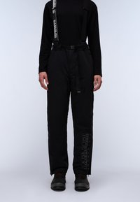 Zwarte geïsoleerde broeken met verstelbare bretels, een riem taille en logodetails aan de zijkant. Ontworpen voor buitengebruik en bewegingsvrijheid.