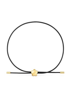 Collier à cordon noir avec un petit pendentif doré en forme de fleur au centre et des embouts dorés aux extrémités du cordon.