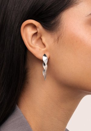 Silberohrringe mit einem gedrehten Design, das glatte, reflektierende Oberflächen und eine leichte, längliche Form aufweist.