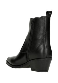 Stivale alla caviglia in pelle nera con zip laterale e tacco curvo. Il design presenta una texture liscia e dettagli di cucitura minimalisti.