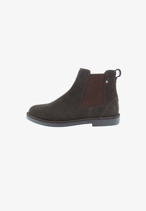 Hnědé semišové Chelsea boty s elastickými bočními panely a poutkem. Mají hladkou gumovou podrážku a kontrastní prošívání pro zvýraznění detailů.