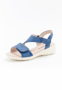 Sandal azul casual con un upper suave, acentos perforados, correa ajustable, diseño de punta abierta y una suela blanca ligera.