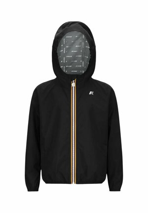 Giacca nera con cappuccio, cerniera a righe multicolori e piccolo logo sul petto, fodera del cappuccio stampata con nome e logo ripetuti del marchio.