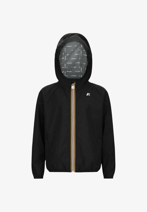 Giacca nera con cappuccio, cerniera a righe multicolori e piccolo logo sul petto, fodera del cappuccio stampata con nome e logo ripetuti del marchio.