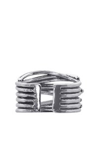 Anello in tono argento con un design texture, caratterizzato da una fascia liscia e accenti scanalati alternati, creando un effetto moderno e stratificato.