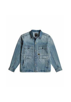 Lichtblauwe denimjack met een kraag, sluiting met knopen aan de voorkant, twee borstzakken en een licht vervaagde textuur.