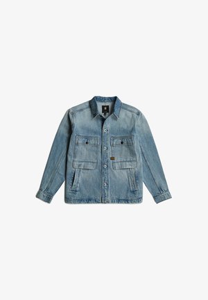 chaqueta de mezclilla azul claro con cuello, cierre frontal de botones, dos bolsillos en el pecho y una textura ligeramente desgastada.