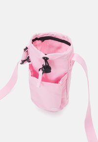 Nike Sportswear CLUB HYDRATION CARRIER UNISEX - Soma ar siksnu pāri ķermenim - med soft pink/black/white