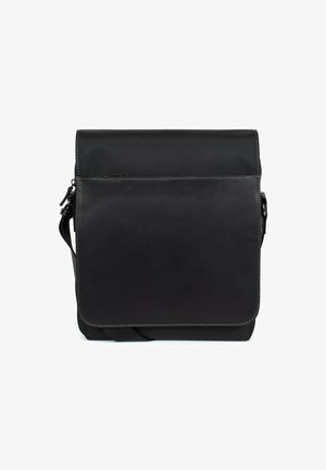 Borsa a tracolla nera caratterizzata da una combinazione di pelle liscia e tessuto testurizzato, con una patta anteriore e una tracolla regolabile.