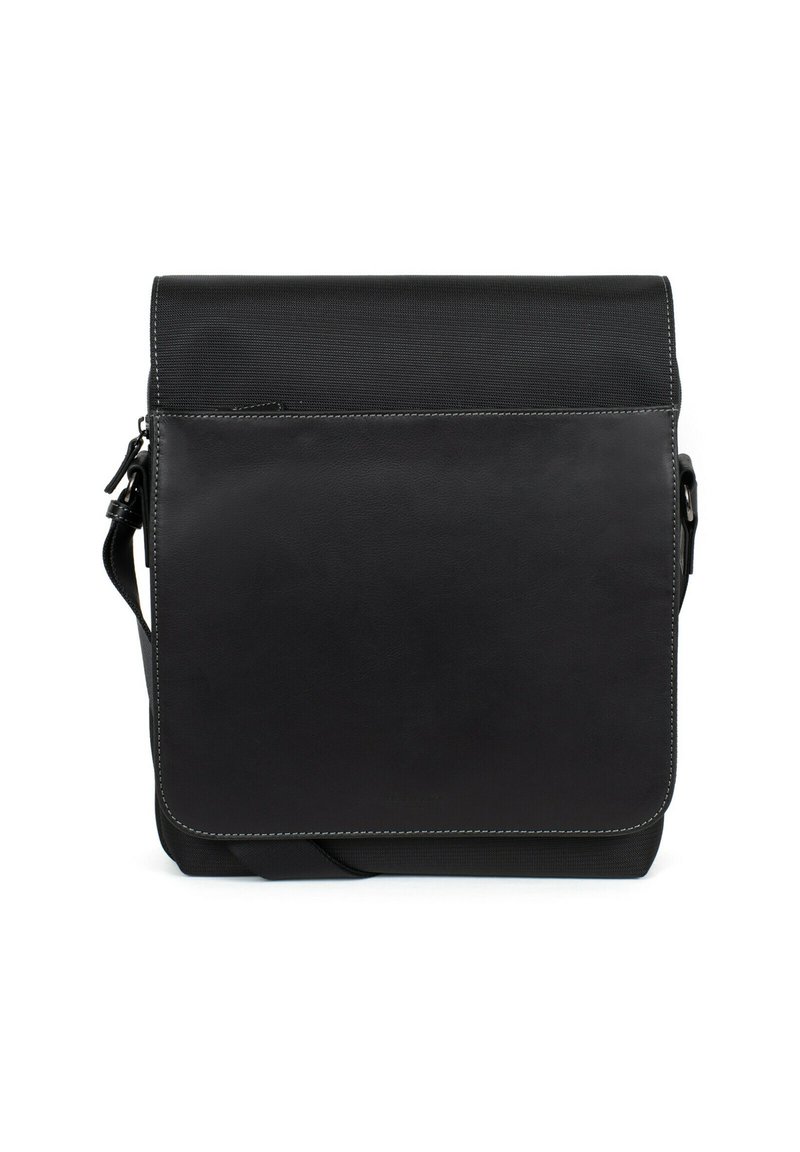 Borsa a tracolla nera caratterizzata da una combinazione di pelle liscia e tessuto testurizzato, con una patta anteriore e una tracolla regolabile.