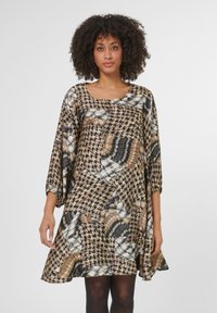 Gemustertes Kleid in Brauntönen, Schwarz und Creme; verfügt über einen quadratischen Ausschnitt, 3/4-Ärmel und eine fließende A-Linie-Silhouette.