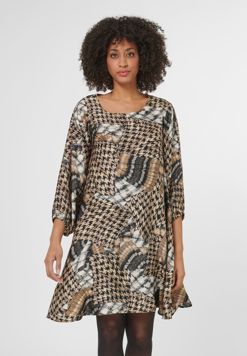 Gemustertes Kleid in Brauntönen, Schwarz und Creme; verfügt über einen quadratischen Ausschnitt, 3/4-Ärmel und eine fließende A-Linie-Silhouette.