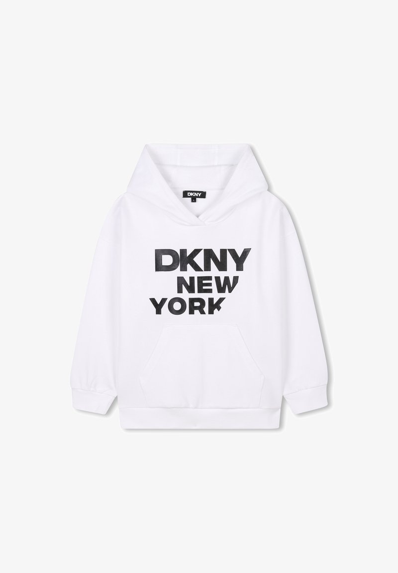 Sudadera blanca con capucha que presenta una gran impresión negra "DKNY NEW YORK" en la parte delantera, fabricada en suave material de algodón y con un bolsillo tipo canguro.