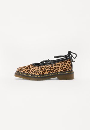 Flad sko med leopardprint, sorte snørebånd og translucent gummisål med gul syning, vist fra siden på hvid baggrund.