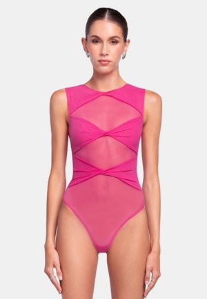 Justaucorps fuchsia à une pièce avec une superposition transparente, présentant un design de découpes géométriques et une silhouette sans manches minimaliste. Texture lisse.