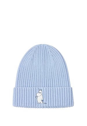 Lyseblå ribstrikket hue med en bøjet kant, der har en lille broderet hvid tegneseriefigur, der vinker.