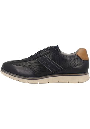 Marineblaue Leder-Sneaker mit perforierter Textur und braunen Lederakzenten. Verfügt über eine gepolsterte Sohle und ein Schnürdesign mit Marken-Details.