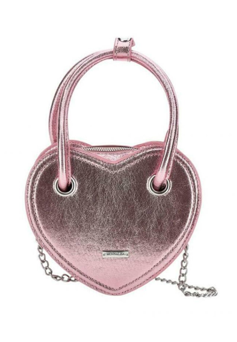 Hjerteformet taske i metallisk pink materiale. Har dobbelthåndtag, sølvhardware og en kædestrop. Struktureret overflade med en blank finish.