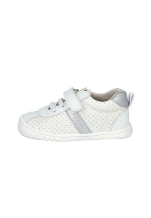 Zapatilla blanca para niños con diseño perforado, acentos grises, cordones y una tira de Velcro en un fondo blanco.