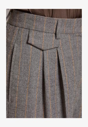 Grijze wollen broek met oranje verticale strepen, voorzien van plooien en een gestructureerde tailleband met een spitse flap.