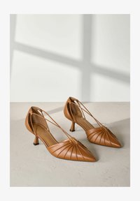 Ausgewählt, tan brown