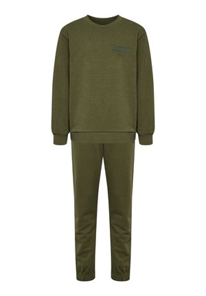 Olivgrön sweatshirt och joggingset i mjukt material. Har ribbade manschetter, en rund halsringning och en liten logotypdetalj på bröstet.