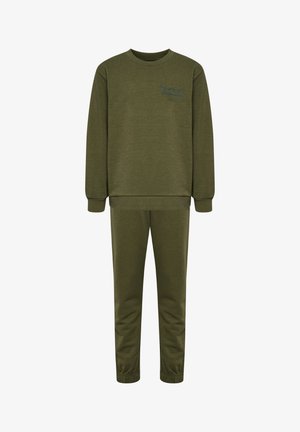 Oliven grøn sweatshirt og jogger sæt lavet af blødt stof. Har ribbede manchetter, en rund halsudskæring og en lille logo detalje på brystet.