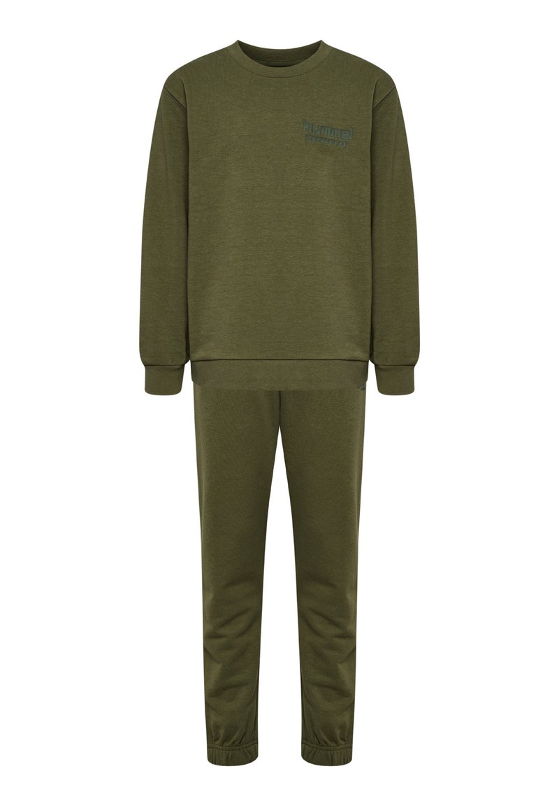 Olivgrön sweatshirt och joggingset i mjukt material. Har ribbade manschetter, en rund halsringning och en liten logotypdetalj på bröstet.