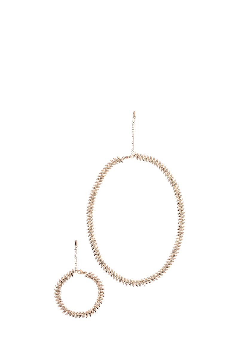 Zlatý šperk set obsahující velký náhrdelník s kruhem a odpovídající náušnice, obojí se designovými prvky ve tvaru hrotu a nastavitelné řetízky.