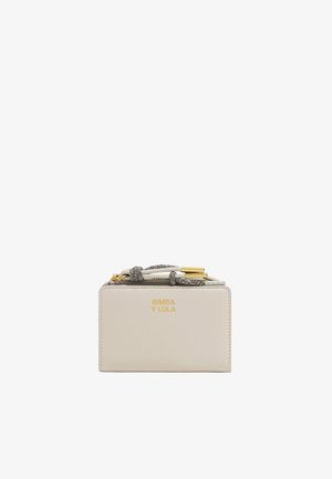 Borsa in pelle crema con forma rettangolare, dotata di una tracolla decorata, accessori in oro e logo impresso sul fronte.