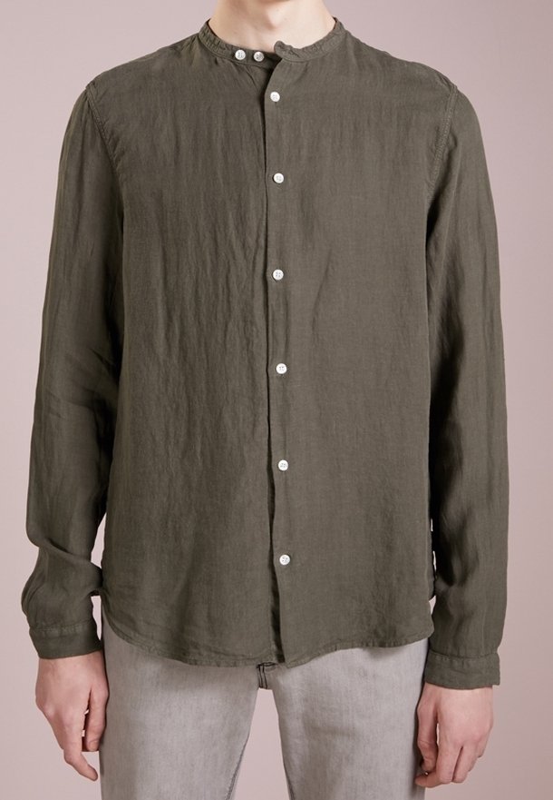 Olivově zelená lněná košile s dlouhými rukávy, vysokým límcem a bílými knoflíky, se uvolněným střihem a zaobleným spodním lemem.