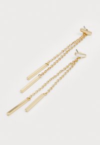 Boucles d'oreilles en ton or présentant trois barres verticales suspendues à une chaîne délicate, avec une fermeture à tige et une finition lisse et brillante.