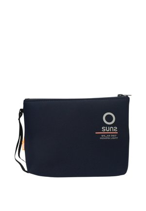 Portapenne rettangolare nero con cerniera e cinturino da polso, etichettato con la scritta "Suns WE_AR 360° Moving Light" in testo bianco e arancione sulla parte frontale.