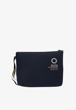 Portapenne rettangolare nero con cerniera e cinturino da polso, etichettato con la scritta "Suns WE_AR 360° Moving Light" in testo bianco e arancione sulla parte frontale.