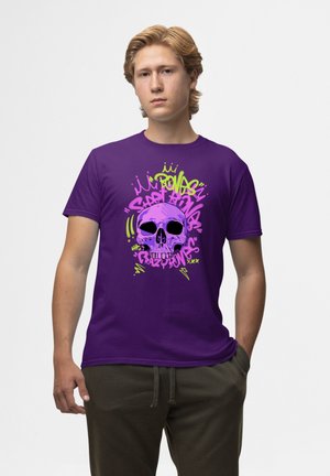 T-shirt en coton violet avec un design graphique d'une tête de mort entourée d'éléments de graffiti vibrants en rose et vert.