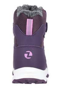 Lilla ankelstøvle med en tekstureret tekstiloverdel, grå fleeceforing, pink accenter og en hvid sål. Har en velcro-strop og logo.