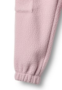 Fleece joggerbyxor i mjuk rosa, med en texturerad yta, elastiska muddar och en sidoficka för funktionalitet.