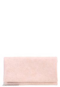 Pochette en similicuir rose pâle avec une texture lisse, de forme rectangulaire, et une bandoulière chaîne argentée. Présente un design avec un seul rabat.
