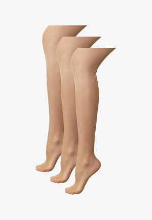 Három pár bézs áttetsző harisnya, amelyeket egymás mellé helyezett manökenlábakon mutatnak be.