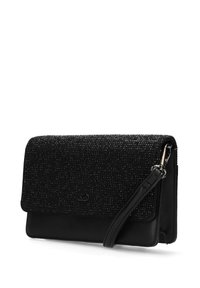 Clutch nera rettangolare con pattina testurizzata glitterata e cinturino regolabile, esposta su uno sfondo bianco.