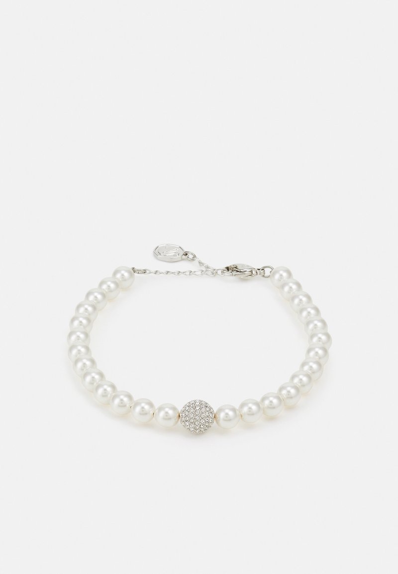 Bracelet de perles avec une perle centrale ornée de strass et un fermoir en argent avec une chaîne réglable sur fond blanc.