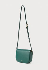Borsa a tracolla in pelle verde con forma curva, superficie testurizzata, tracolla regolabile e hardware dorato discreto. Presenta il logo del marchio sulla parte anteriore.