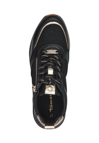 Sneaker nera con tomaia in tessuto textured, dettagli dorati e zip. Presenta lacci neri e una soletta imbottita con dettagli del logo.